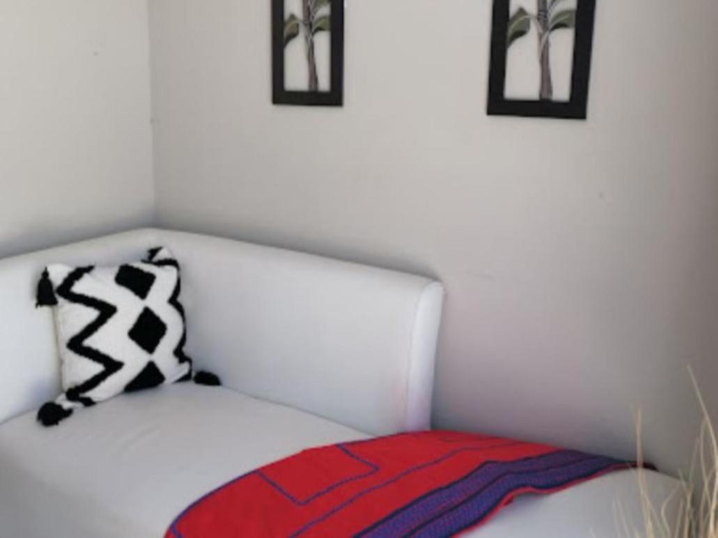 Bed & Breakfast Maseyi On 8 Cape Town